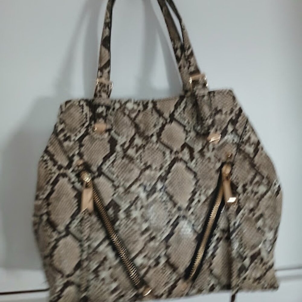 Jessica Simpson zippered snakeskin look !